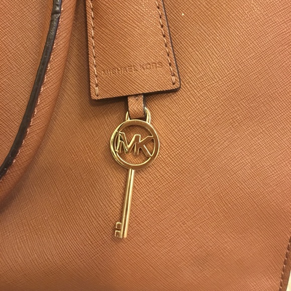 MICHAEL KORS Extra Large Tote - Picture 3 of 5